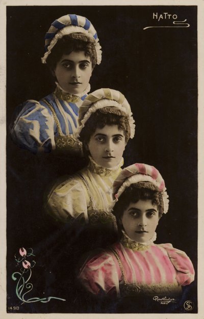 3つの同一の女性の頭 作： French Photographer