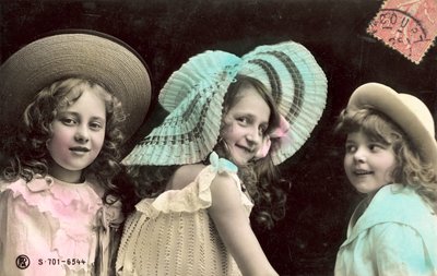 帽子の3人の若い女の子笑顔 作： French Photographer