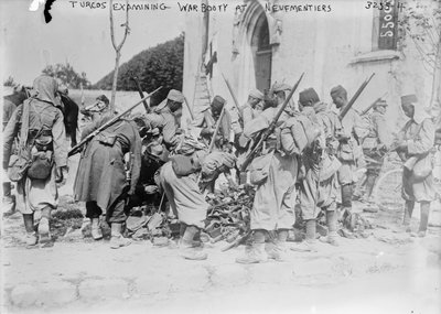 ターコス、Neufmentiersで戦利品を調べる、1914年（写真） 作： French Photographer