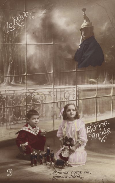 2人の子供がおもちゃで遊んで、兵士の父親について考える（着色写真） 作： French Photographer