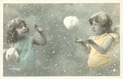 お互いに雪玉を投げる2人の女の子の天使 作： French Photographer