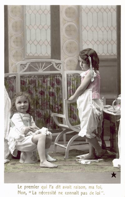 子供部屋にいる2人の女の子、1人はおまるに座っている（モノクロ写真 作： French Photographer