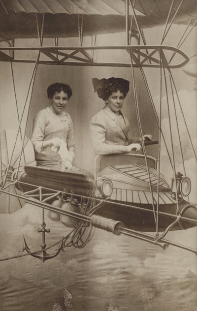 飛行機を飛ばす二人の女性（フォトコラージュ） 作： French Photographer