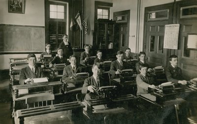 タイプライティングクラス。 1913年に送られたはがき。 作： French Photographer