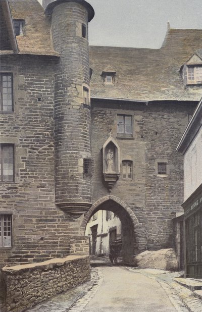 Uzerche、旧市街の門、コートドレンツリー 作： French Photographer