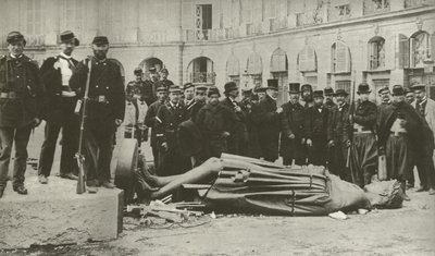 1871年5月16日に撤去された後のヴァンドーム柱（モノクロ写真 作： French Photographer