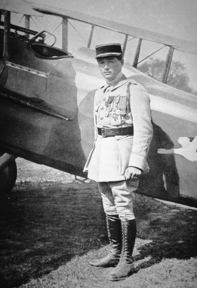 1918年5月8日、6回の勝利でレジオンドヌール勲章を授与された第一次世界大戦中のフランスの航空エース、ルネ・フォンク中尉（モノクロ写真）。 作： French Photographer