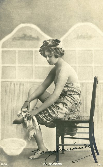 バスタオルを巻いた女性（モノクロ写真 作： French Photographer