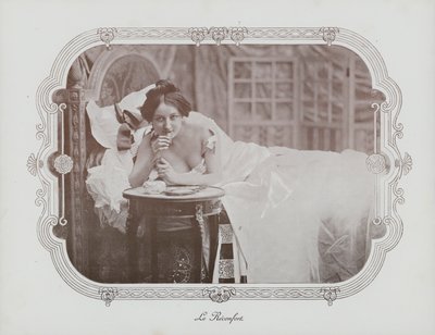 ベッドでくつろぐ女性（モノクロ写真 作： French Photographer