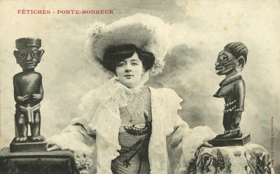 アフリカの彫像を持つ女性（モノクロ写真 作： French Photographer