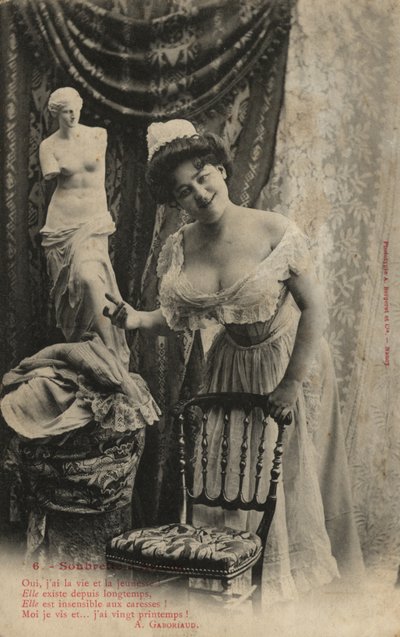 ヴィーナスデミロの像を持つ女性 作： French Photographer