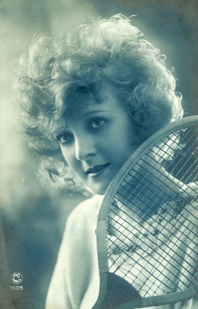 テニスラケットを持つ女性（モノクロ写真 作： French Photographer