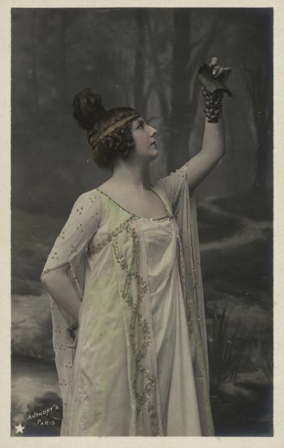ブドウの房を持つ女性 作： French Photographer