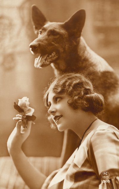 彼女の犬を持つ女性 作： French Photographer