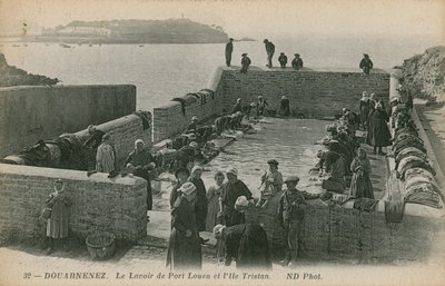 ルーアンの港で洗濯物を洗う女性。 1913年に送られたはがき。 作： French Photographer