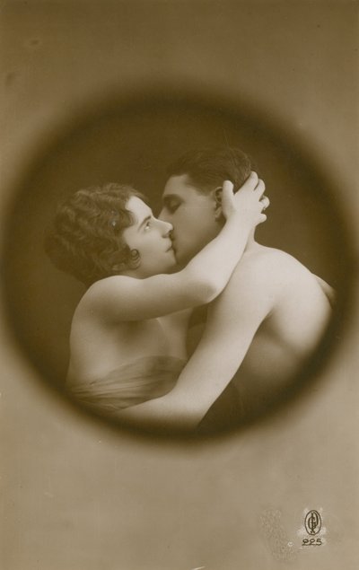 のぞき穴から見た若い男性と女性のキス。 1913年に送られたはがき。 作： French Photographer
