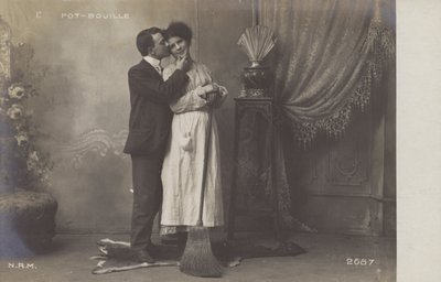 若い男がメイドにキス 作： French Photographer