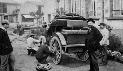 フランスの実業家、Edouard Michelin（1859-1940、前から）は、最初の自動車の一つにタイヤを装着しました。 作： French Photographer