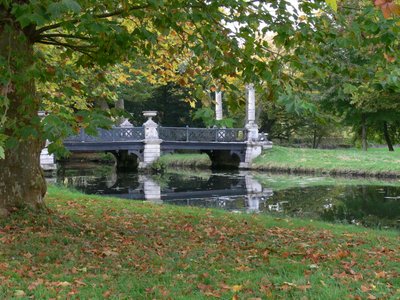 英国庭園の橋、ルポンデグランデオムの眺め 作： French School