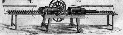 農業機械：1860年にパリで開催された農業博覧会で発表された排水管製造用の機械。6月30日付「Le Monde Illustré」168号に掲載された図版 作： French School