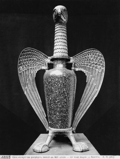 12世紀の金の台座で典礼用の水差しに姿を変えたアンティークの花瓶（「Vase Suger」として知られている）（98050-52、238331も参照）（金の台座を持つポーフィリー）（モノクロ写真 作： French School