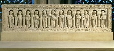 アーケードの下の使徒、彫刻が施された救済、1150年頃 作： French School