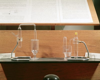 Jean Frederic（1900-58）とIrene Joliot-Curie（1897-1956）が人工放射能を発見するために使用した装置、c.1934 作： French School