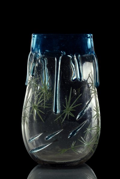アール・フランス：グラヴ装飾とエナマイユを施した色付きガラスの花瓶（1875-1878年）。パリ、オルセー美術館。 作： French School