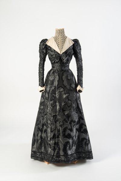 黒のフィギュアド・シルクのドレスとクリーム・レースのハイネック・ケミゼット 1890年代前半（シルク＆レース 作： French School
