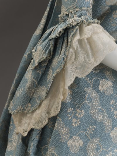 青いドレス、1760年頃（シルクブロケード） 作： French School
