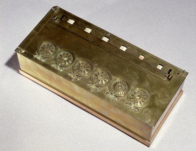 1642年にブレーズパスカル（1623-62）によって発明された計算機（木材および金属） 作： French School