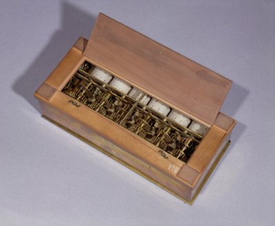 1642年にブレーズパスカル（1623-62）によって発明された計算機（木材および金属） 作： French School