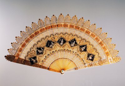 シャルル10世様式のカテドラル風ブライズハンドファン、ピアスホーン、塗装、金メッキ、フランス 作： French School