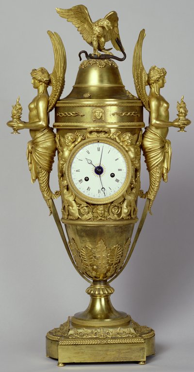 鷲が付いた時計の花瓶、c.1800（金色の青銅） 作： French School