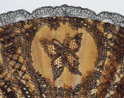 刺繍された蝶、半喪のハンドファンのディテール、シャンティリーレースとマザーオブパールのリブに描かれた透明なシルクの葉。 作： French School