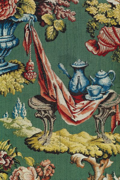 チョコレートポットとティーポットを描いた布地、リヨンワークショップ、c.1730（シルク） 作： French School