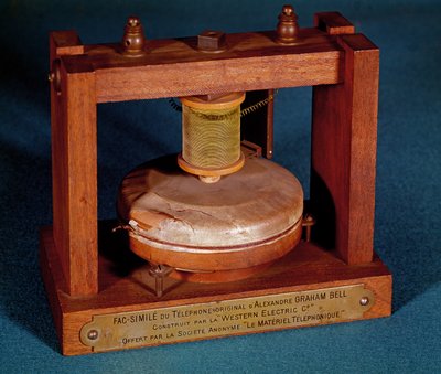 Western Electric Companyによって作成されたAlexander Graham Bell（1847-1922）によって発明された電話のファクシミリ 作： French School