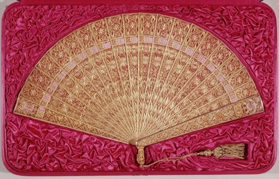 メキシコの皇帝、ハブブールロレーヌのマクシミリアン（1832-67）が、ベルギーの金色のフィリグリーである彼の妻シャルロット（1840-1927）に贈ったファン 作： French School