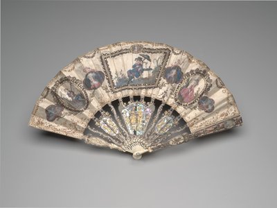 シノワズリーのシーン、肖像画、牧歌的な人物、静物画を備えた扇子、1780年代頃（アイボリー、ギルディング、マザーオブパール、ガラスまたはロッククリスタル、ペーストジェム（後）） 作： French School
