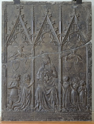 1376年、アラスの聖ニカイゼ墓地にあるサッケスピー家の葬儀碑（トゥルネー石） 作： French School