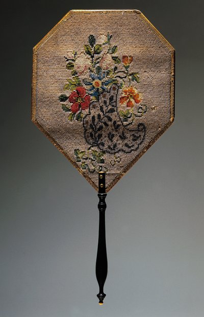 ハンドファン、花のモチーフをビーズで刺繍したサテン地のカード、木製のハンドル、長さ41.9cm 作： French School