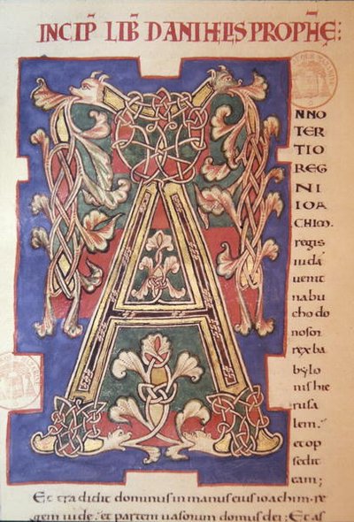 イニシャル「A」に、ダニエル書を開くためのインターレース模様を施したヒストリカルなデザイン。 作： French School