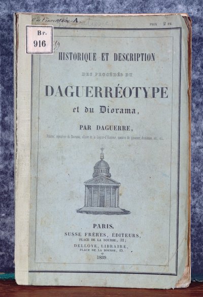 ダゲレオタイプとジオラマプロセスの歴史と説明、1839年にダゲールとジルーが販売したカメラに付属のマニュアル 作： French School
