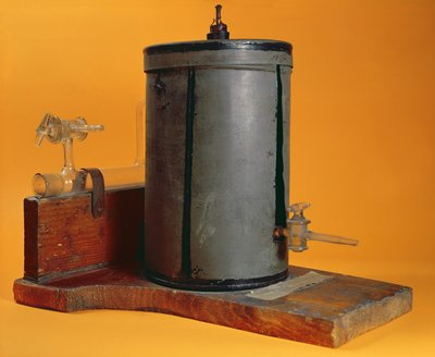 マリーキュリー（1867-1934）c.1897によって考案された電離箱 作： French School