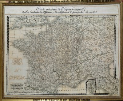 フランス帝国（第一帝政期）の地図。サン・ドニのレジオン・ドヌール勲章の皇室の生徒たちによって刺繍された。1809年の刺繍絵。エクス島、ナポレオン博物館 作： French School