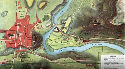 1877年のルルドの地図。ベルナデット・スービロウスの家、聖母マリアを見たとされる洞窟、バジリカ、カルメル派とベネディクト派の修道院、司教座などの位置が示されている。ハイピレン 作： French School
