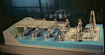 紀元前55年にジュリアスシーザー（紀元前101〜44年）によって建設されたライン川に架かる橋のモデル 作： French School