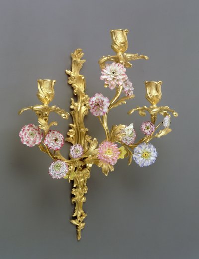 ルイ15世のペアの1つ3分岐ウォールライト、c1750（ormoluとVincennesの磁器） 作： French School