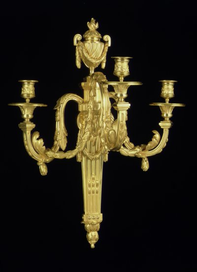 1対のLouis XVI 3分岐ウォールライト、c.1775（ormolu） 作： French School