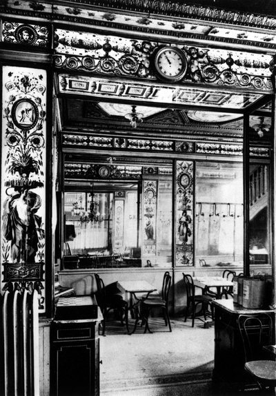 パリ、カフェ「グラン・ヴェフール」の店内。 作： French School